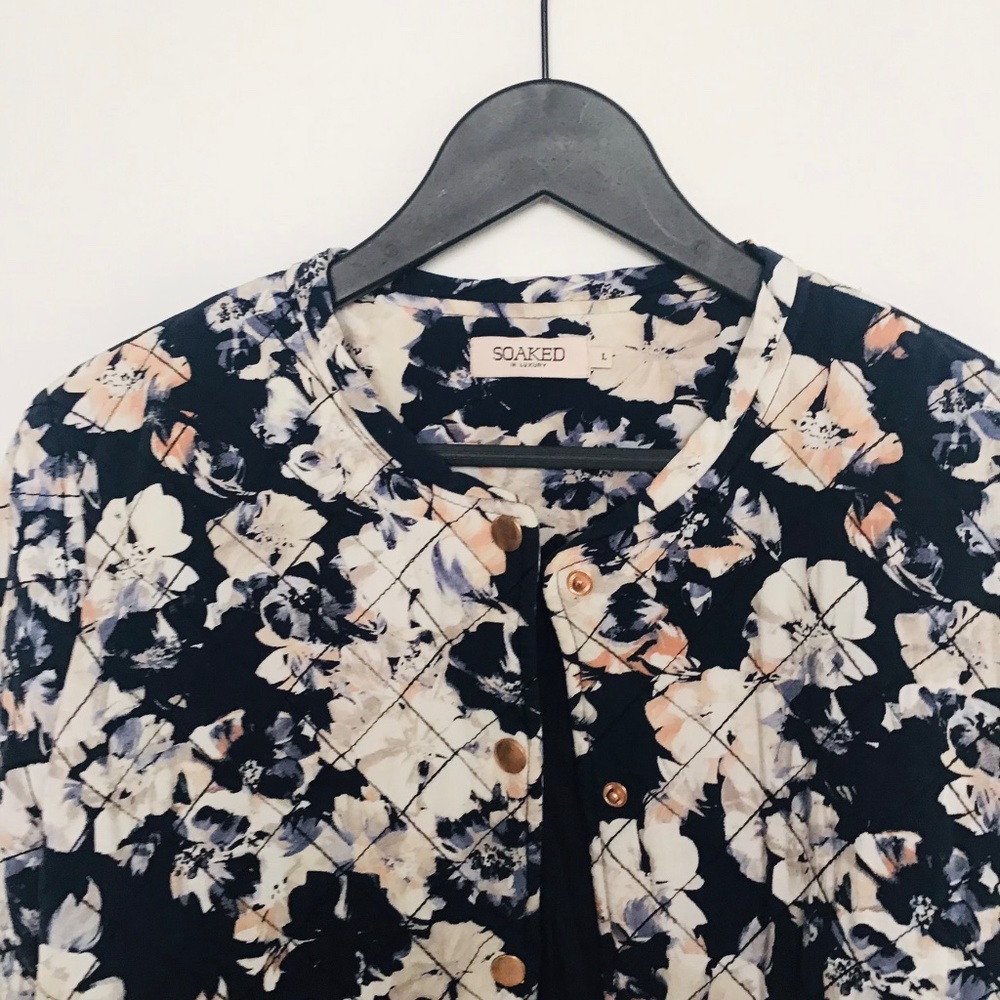 SOAKED IN LUXURY size M/L quilted jacket with blue/white/rose floral pattern - Picture 2 of 14
